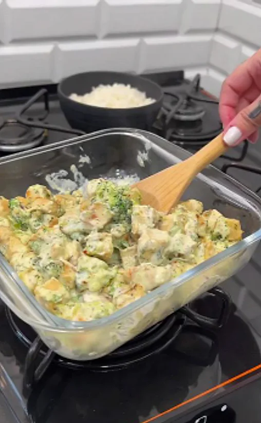 Receita fit cremosa sendo preparada no fogão