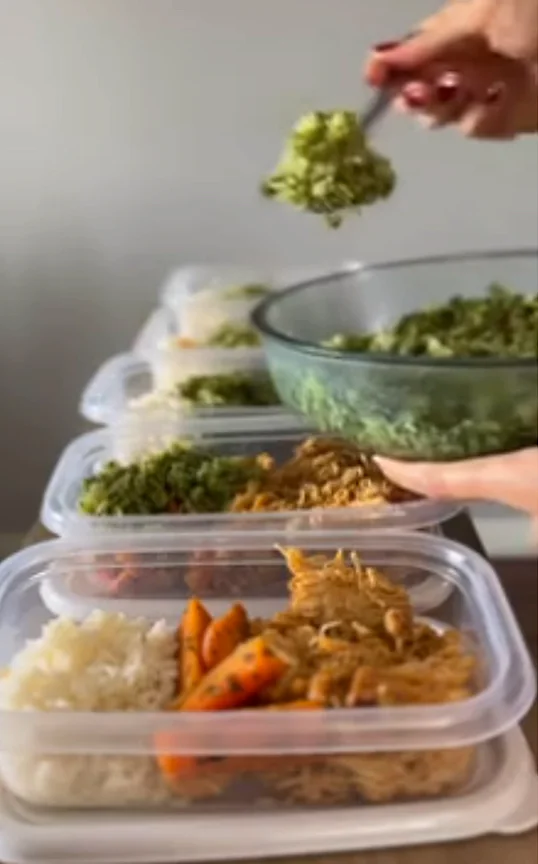 Marmitas fit sendo organizadas para a semana