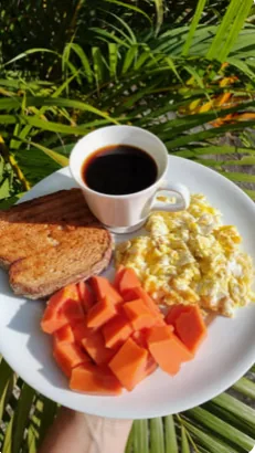 Café da manhã com ovos, mamão e café